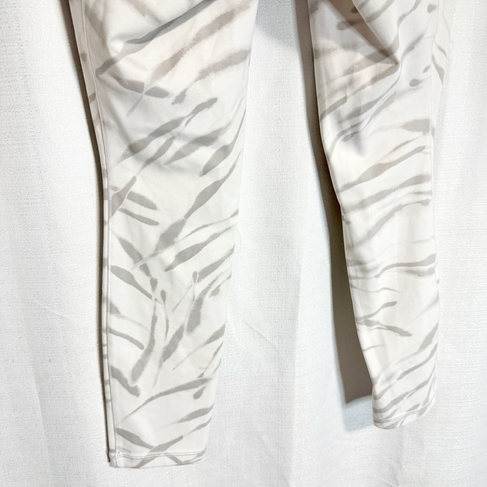Athleta White and Gray Tiger Print Salutation Stash Pocket II 7/8 Legging Size S - Picture 7 of 9